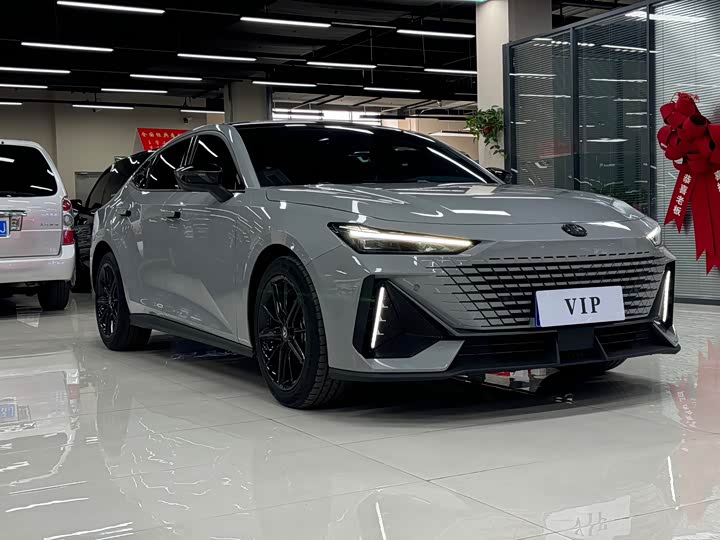 Changan UNI-V 2023 1.5 T Premium — фото 3