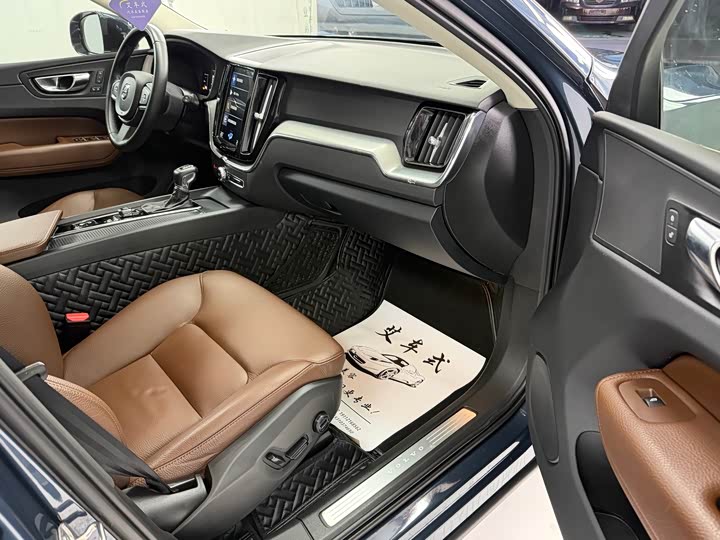 Volvo XC60 2019 T 5 4 WD VI — фото 5