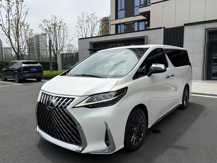 Toyota Alphard — фото 1