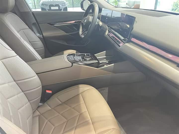 BMW 5-Series 2025 530 Li Leading M — фото 9