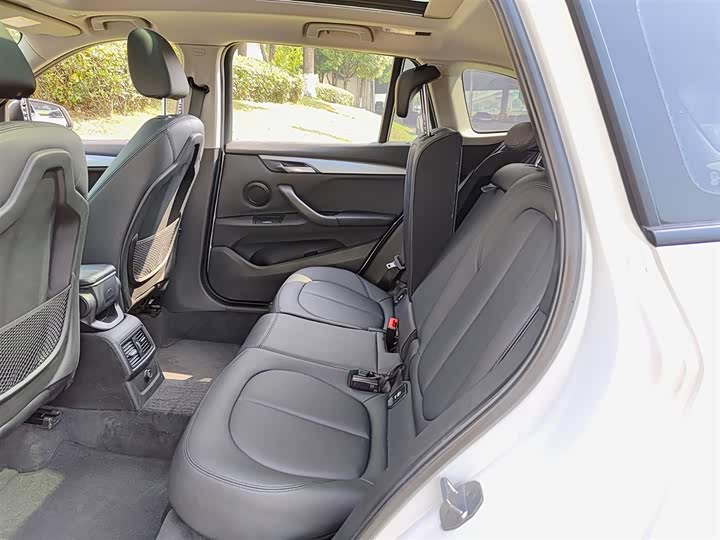 BMW X1 2016 s Drive 18 Li — фото 8