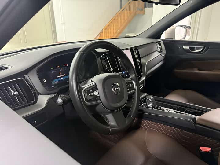 Volvo XC60 2023 B 5 4 WD — фото 10