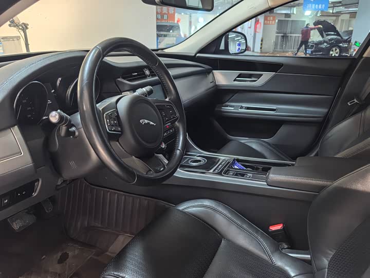 Jaguar XF 2016 XF 2.0 T 2 WD — фото 7
