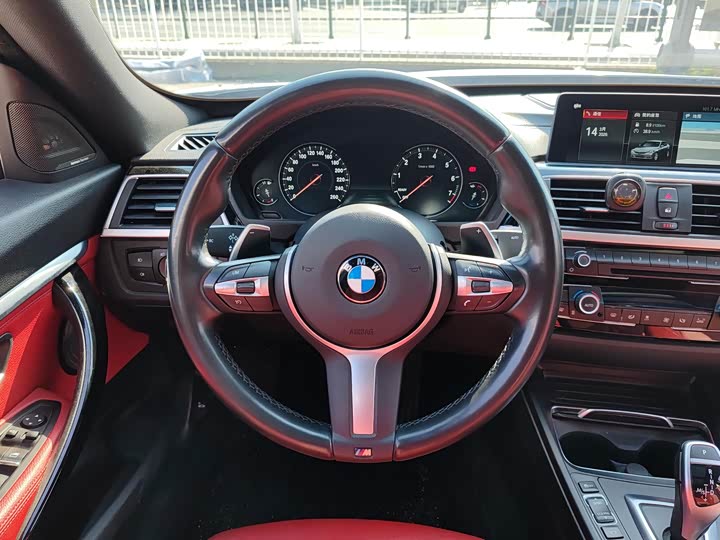 BMW 3-Series 2019 320i M — фото 12