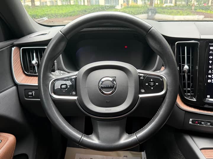 Volvo XC 60 2022 B 5 4 WD — фото 6