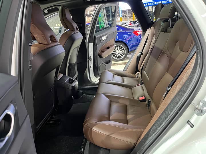 Volvo XC60 2023 B 5 4 WD — фото 10