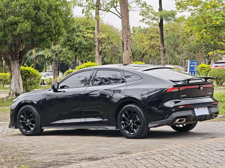 Changan UNI-V 2024 1.5 T Premium — фото 18