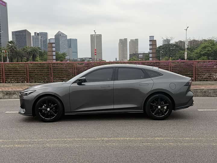 Changan UNI-V 2022 1.5 T Premium — фото 4