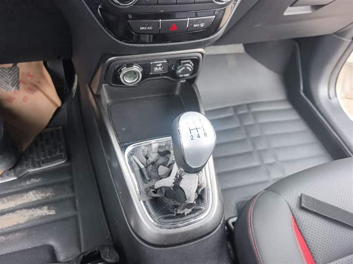 Changan CS15 2016 1.5 L MT — фото 14
