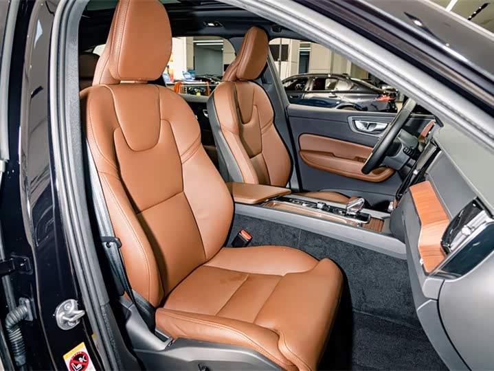 Volvo XC60 2025 B 5 4 WD — фото 19