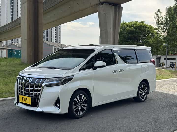 Toyota Alphard — фото 1