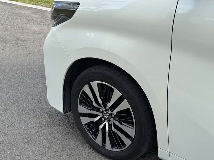 Toyota Alphard — фото 9