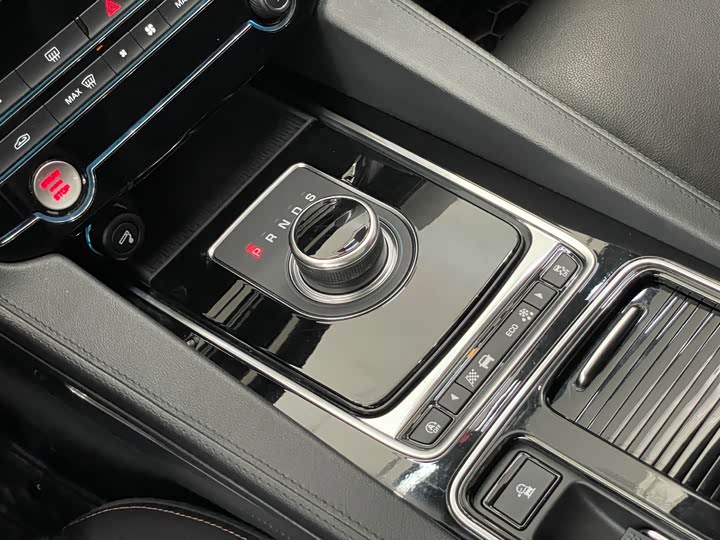 Jaguar F-PACE 2019 2.0 T 4 WD — фото 12