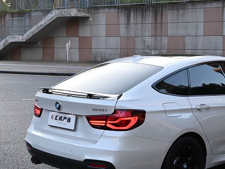 BMW 3-Series 2020 320i M — фото 13