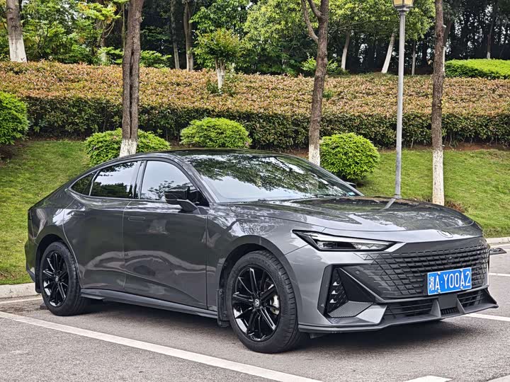 Changan UNI-V 2023 1.5 T Premium — фото 3