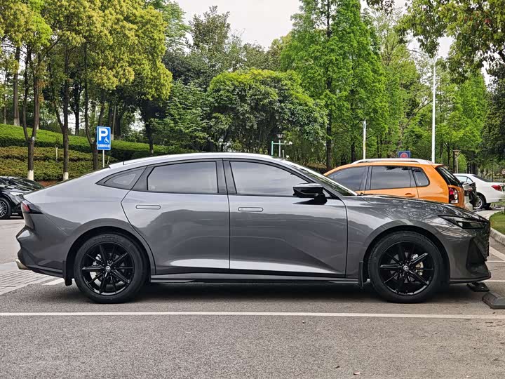Changan UNI-V 2023 1.5 T Premium — фото 8