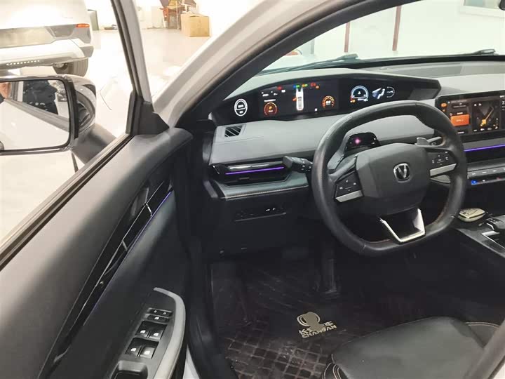 Changan UNI-V 2022 1.5 T Premium — фото 12