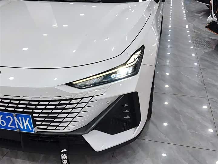 Changan UNI-V 2022 1.5 T Premium — фото 18