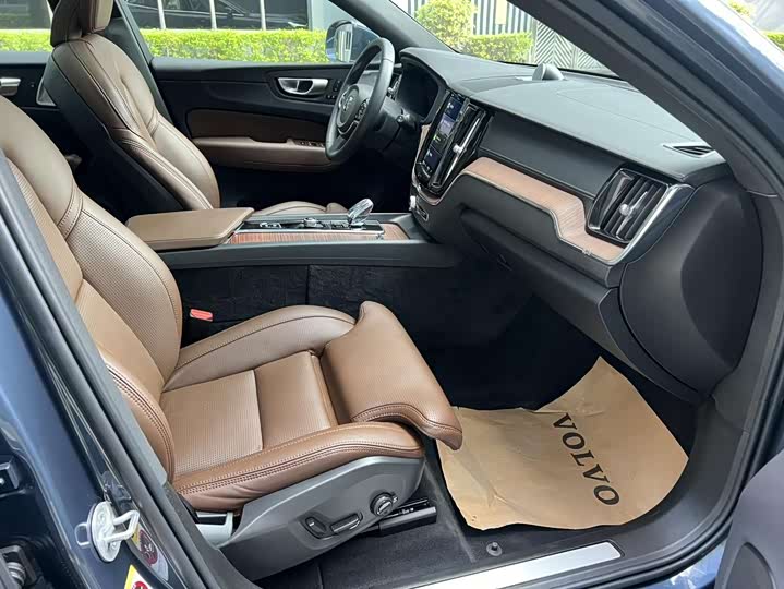 Volvo XC60 Hybrid 2025 Hybrid 4 WD — фото 8
