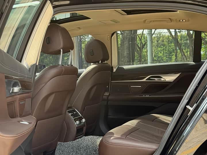 BMW 7 Series 730Li продвинутая — фото 16