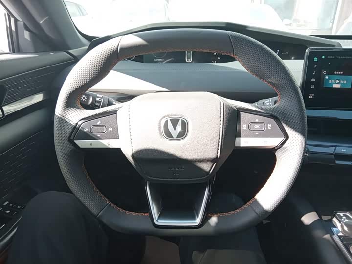 Changan UNI-V 2022 1.5 T — фото 11