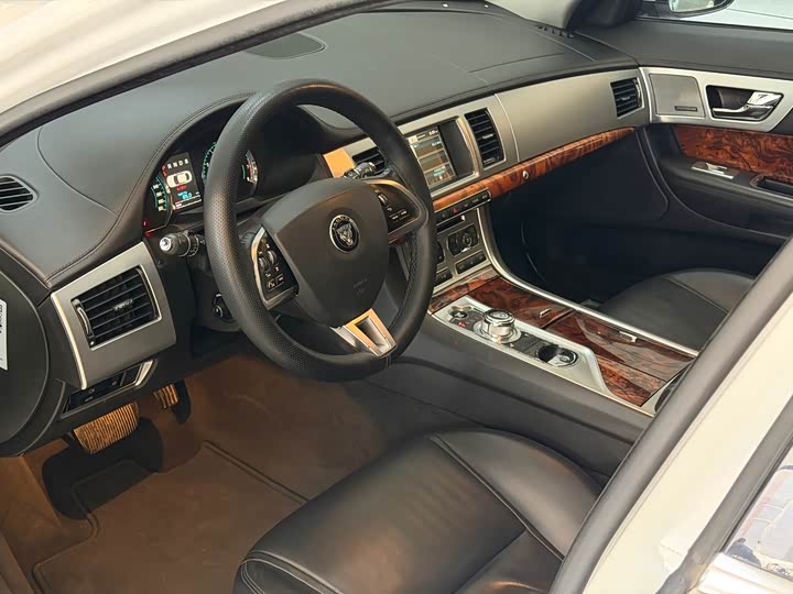 Jaguar XF 2015 XF 2.0 T — фото 6