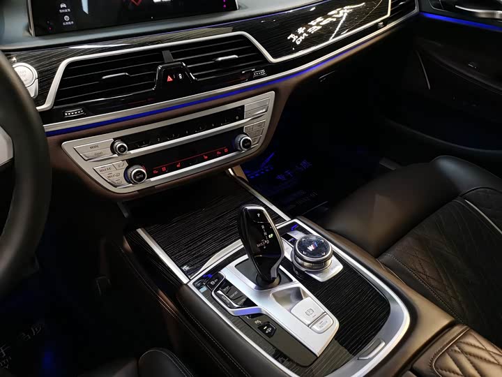 BMW 7 Series — фото 11
