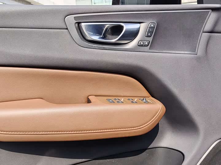 Volvo XC60 2024 B 5 4 WD — фото 10
