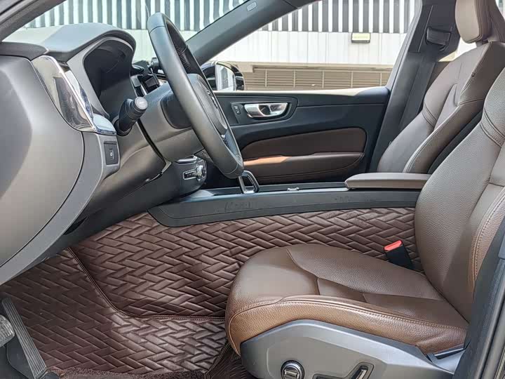 Volvo XC60 2024 B 5 4 WD — фото 11