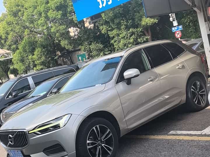 Volvo XC60 2018 T 5 4 WD — фото 2
