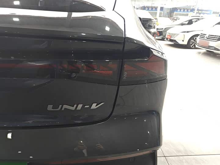 Changan UNI-V 2024 1.5 T — фото 8