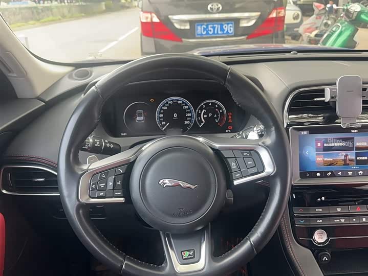 Jaguar F-PACE 2018 2.0 T 4 WDR-Sport — фото 3