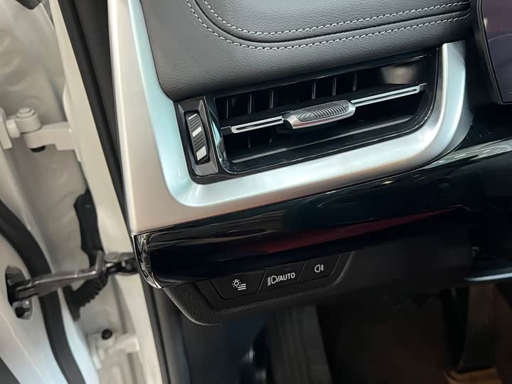 BMW X1 sDrive25Li X — фото 13