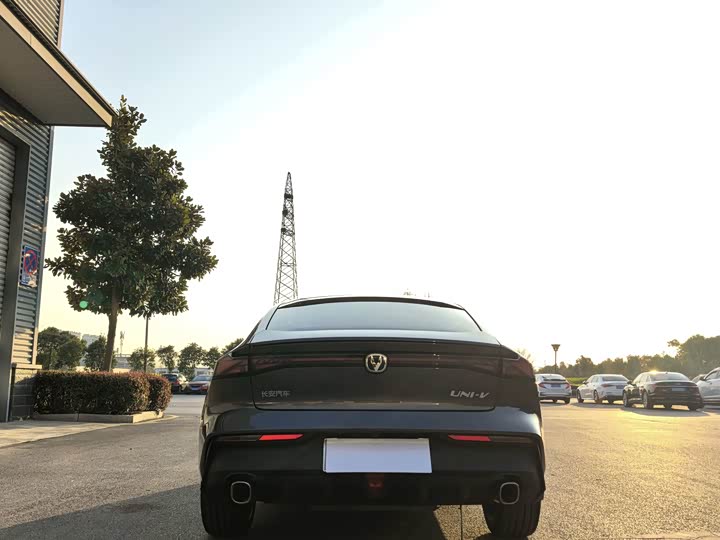 Changan UNI-V 2023 1.5 T Premium — фото 4