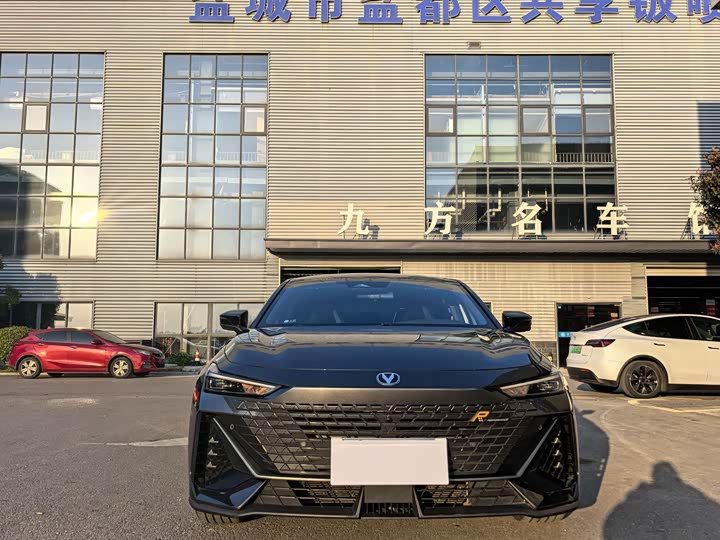 Changan UNI-V 2023 1.5 T Premium — фото 3