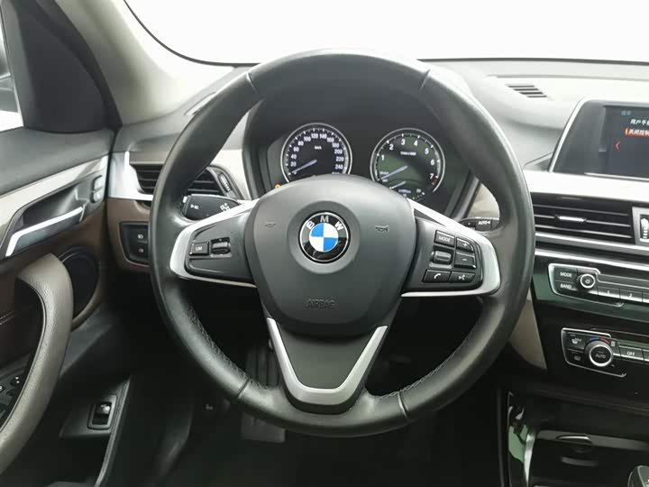 BMW X1 2018 s Drive 18 Li — фото 11