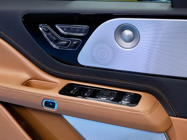 Lincoln Aviator — фото 25