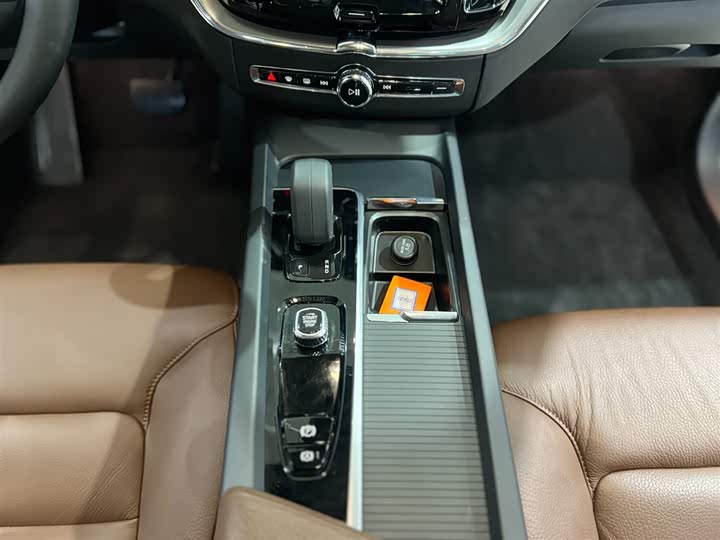 Volvo XC60 2022 B 5 4 WD — фото 12