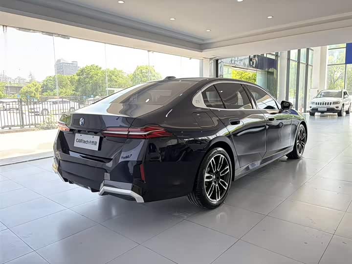 BMW 5-Series 2025 530 Li Leading M — фото 4