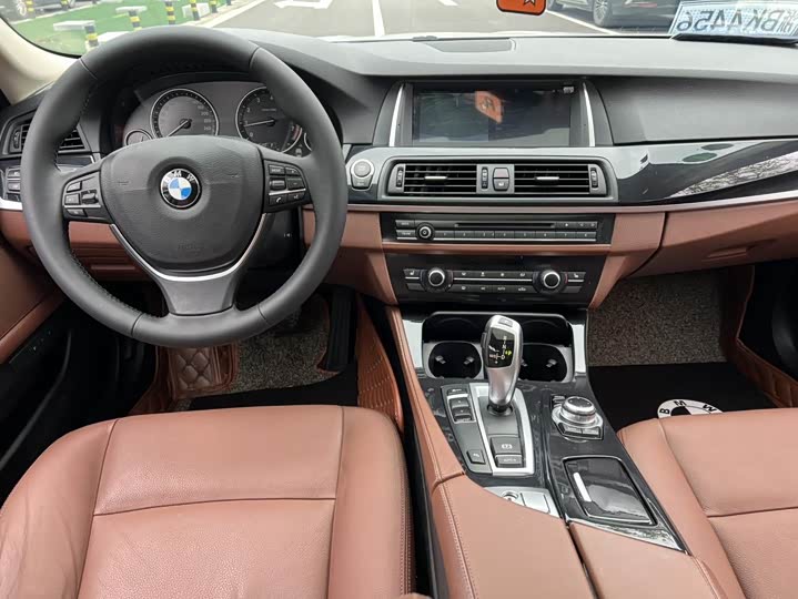 BMW 5 Series 520Li — фото 4