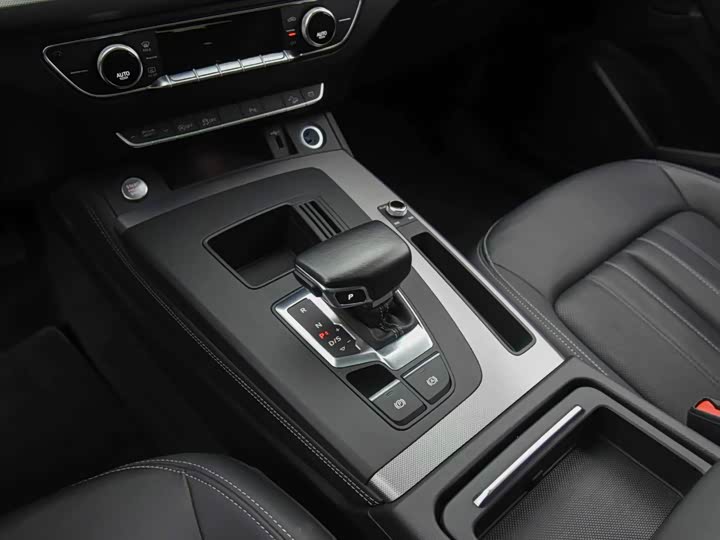 Audi Q5L 2023 40 T — фото 10