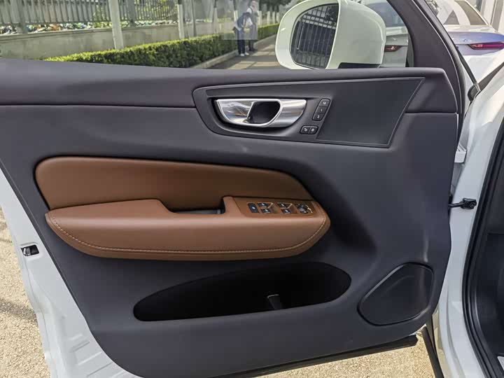 Volvo XC60 2025 B 5 4 WD — фото 8