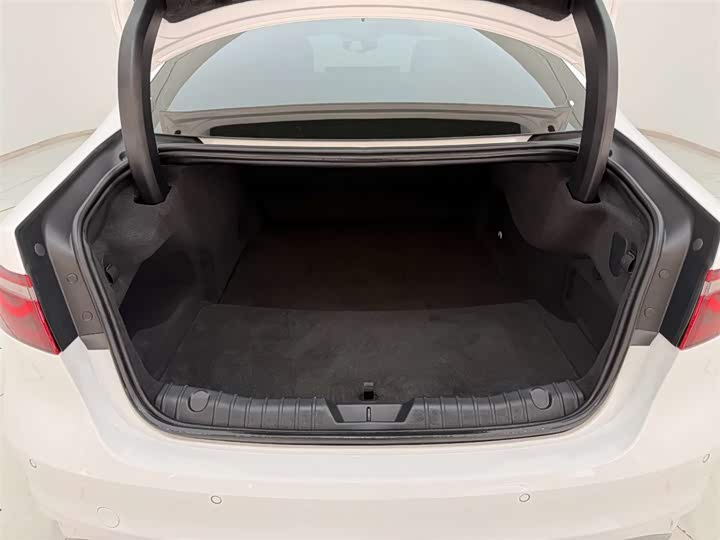 Jaguar XFL 2023 XFL 2.0 T P 200 2 WD — фото 14