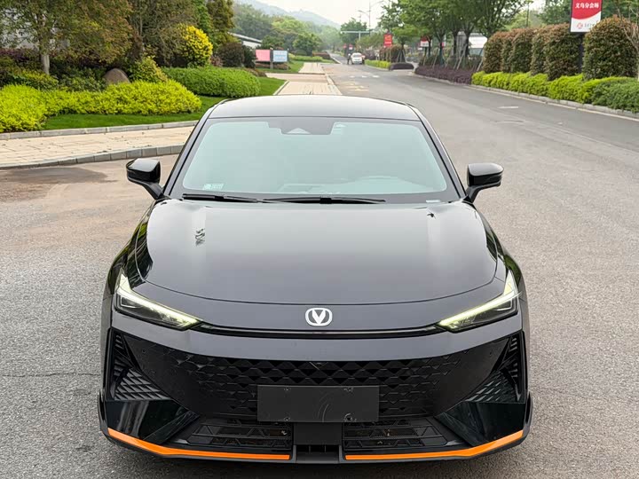 Changan UNI-V 2024 1.5 T Sport — фото 1