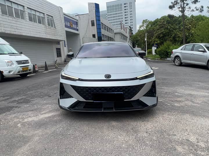Changan UNI-V 2024 1.5 T Sport — фото 2