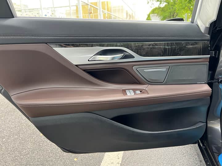 BMW 7-Series 2017 740 Li Leading — фото 18