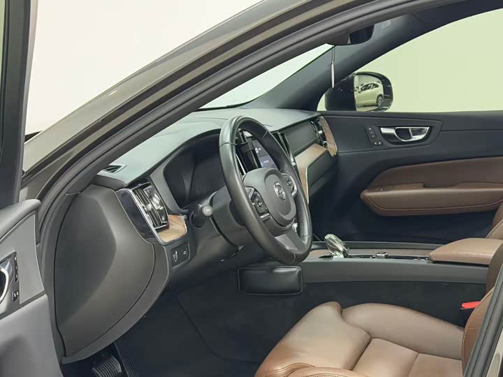 Volvo XC60 2022 B 5 4 WD — фото 11