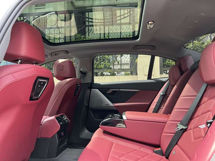 BMW 5-Series 2024 530 Li Leading — фото 12