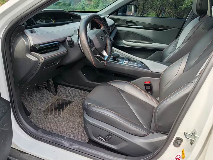 Changan UNI-V 2022 1.5 T Premium — фото 6