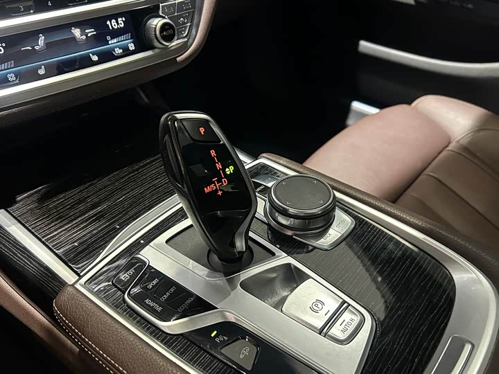 BMW 7 Series — фото 14